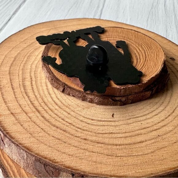 Best Friends Bud Lighter Enamel Pin/ Brooch Lapel - Picture 5 of 6